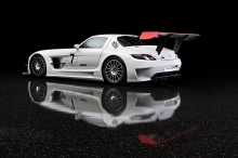 Белый Mercedes-Benz SLS отражается на глянцевой полу